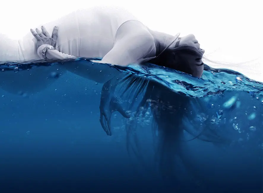 گودی آب دختر درحال شنا گودی لبخندت مرا خجالت می دهد